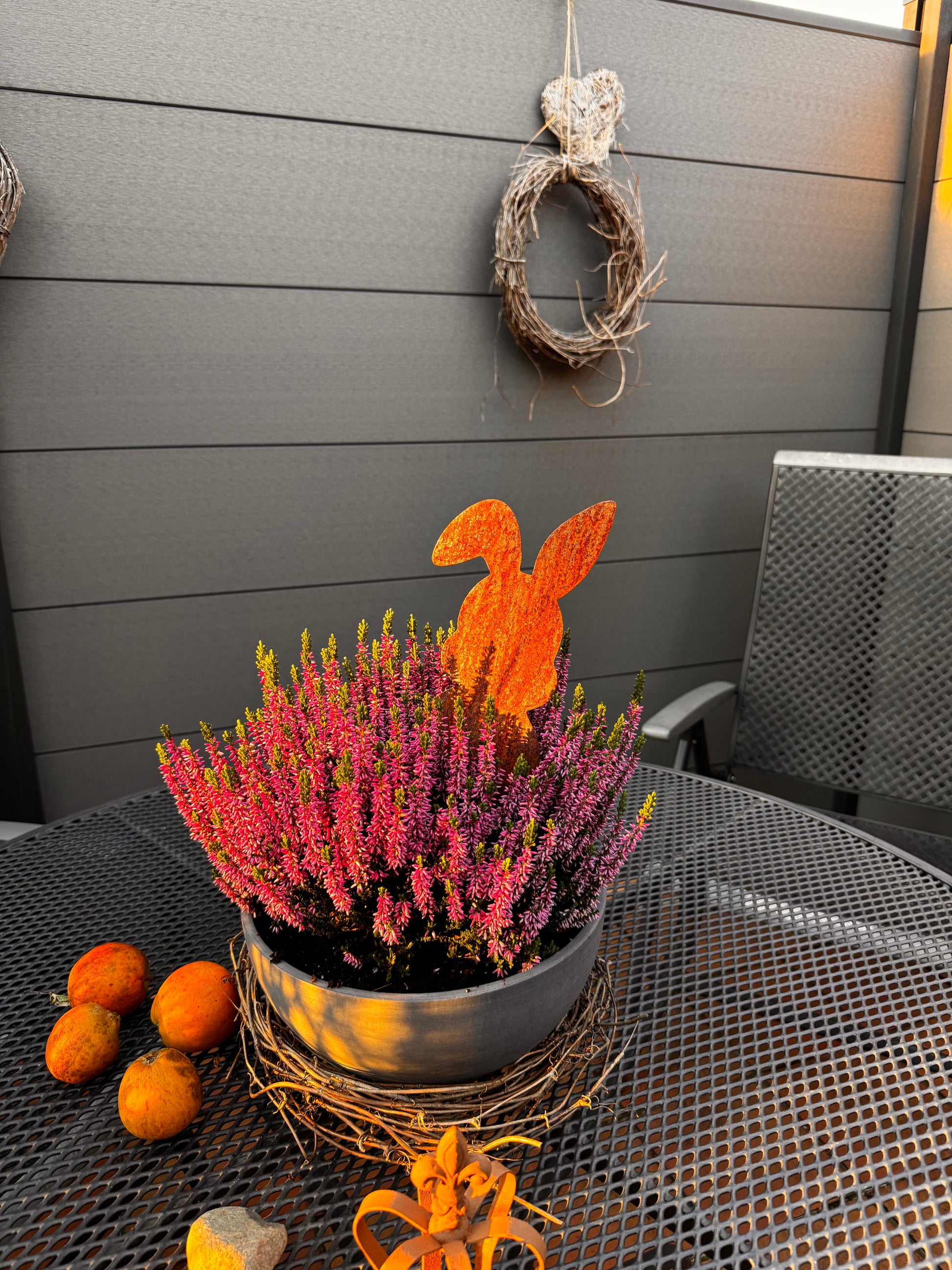 Hase mit Knickohr aus Cortenstahl